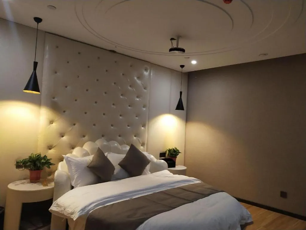 Shell Hotel Zhengzhou East High-Speed Railway Station Zhengdong Commerical Center 2*,